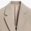 Blazer en lin à la coupe ajustée avec détails de poches Blazer en lin à la coupe ajustée avec détails de poches