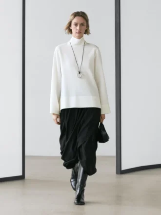 Blouse à col montant avec détail à l&rsquo;ourlet
