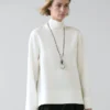 Blouse à col montant avec détail à l’ourlet Blouse à col montant avec détail à l’ourlet