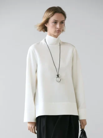 Blouse à col montant avec détail à l&rsquo;ourlet