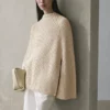Cape en tricot avec fentes Cape en tricot avec fentes