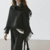 Cape en tricot mélangé laine avec franges Cape en tricot mélangé laine avec franges