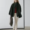 Cape fluide et volumineuse avec détails boutonnés Cape fluide et volumineuse avec détails boutonnés