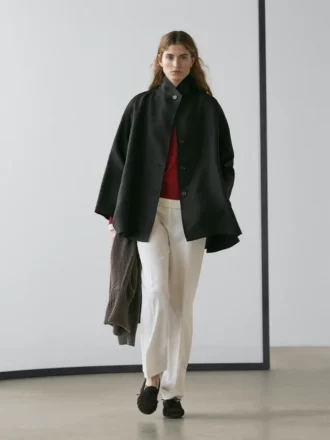 Cape fluide et volumineuse avec détails boutonnés