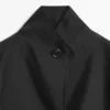 Cape fluide et volumineuse avec détails boutonnés Cape fluide et volumineuse avec détails boutonnés