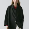 Cape fluide et volumineuse avec détails boutonnés Cape fluide et volumineuse avec détails boutonnés