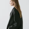Cape fluide et volumineuse avec détails boutonnés Cape fluide et volumineuse avec détails boutonnés