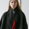 Cape fluide et volumineuse avec détails boutonnés Cape fluide et volumineuse avec détails boutonnés