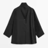 Cape fluide et volumineuse avec détails boutonnés Cape fluide et volumineuse avec détails boutonnés