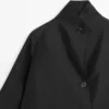 Cape fluide et volumineuse avec détails boutonnés Cape fluide et volumineuse avec détails boutonnés