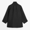 Cape fluide et volumineuse avec détails boutonnés Cape fluide et volumineuse avec détails boutonnés