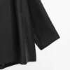 Cape fluide et volumineuse avec détails boutonnés Cape fluide et volumineuse avec détails boutonnés