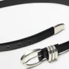 Ceinture en cuir nappa avec détail métallique Ceinture en cuir nappa avec détail métallique
