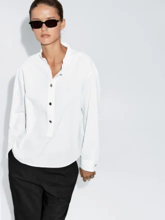 Chemise à col montant avec boutons dorés