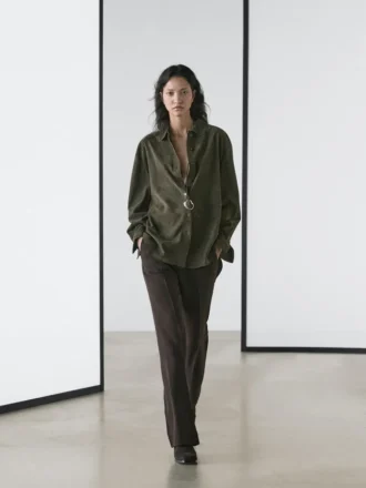Chemise en cuir suédé avec coutures