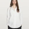 Chemise en popeline avec boutons cachés Chemise en popeline avec boutons cachés