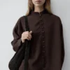 Chemise fluide avec détails boutonnés Chemise fluide avec détails boutonnés