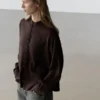 Chemise fluide avec détails boutonnés Chemise fluide avec détails boutonnés