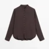 Chemise fluide avec détails boutonnés Chemise fluide avec détails boutonnés