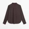 Chemise fluide avec détails boutonnés Chemise fluide avec détails boutonnés