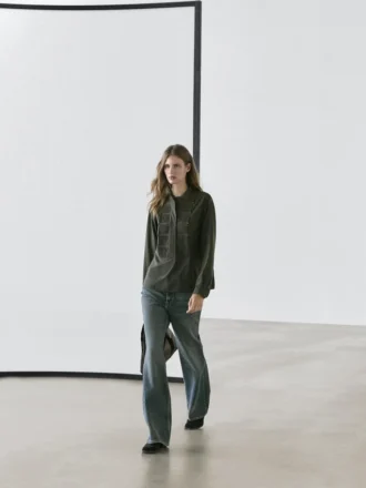 Chemise à plis avec col montant