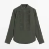 Chemise à plis avec col montant Chemise à plis avec col montant