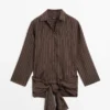 Chemise rayée avec détail d’écharpe Chemise rayée avec détail d’écharpe