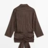 Chemise rayée avec détail d’écharpe Chemise rayée avec détail d’écharpe