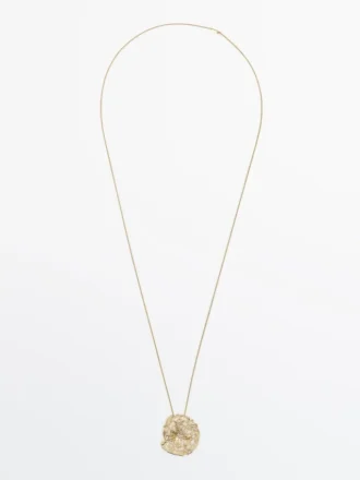 Collier avec pendentif en dentelle