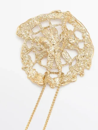 Collier avec pendentif en dentelle