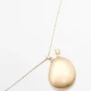 Collier avec pendentif en métal