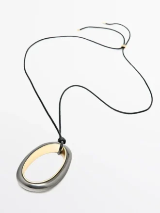 Collier avec pendentif ovale Collier avec pendentif ovale