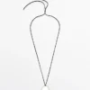 Collier en cordon de cuir avec pièce métallique