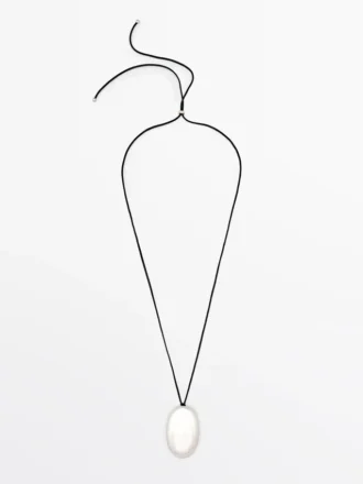 Collier en cordon de cuir avec pièce métallique