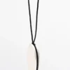 Collier en cordon de cuir avec pièce métallique