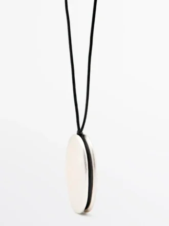 Collier en cordon de cuir avec pièce métallique