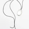 Collier en cordon de cuir avec pièce métallique