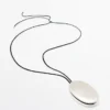 Collier en cordon de cuir avec pièce métallique