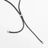 Collier en cordon de cuir avec pièce métallique