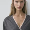 Gilets croisés en maille avec détails en dentelle Gilets croisés en maille avec détails en dentelle