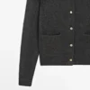 Gilets en maille avec boutons dorés Gilets en maille avec boutons dorés