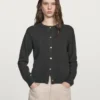 Gilets en maille avec boutons dorés Gilets en maille avec boutons dorés