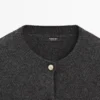 Gilets en maille avec boutons dorés Gilets en maille avec boutons dorés