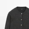 Gilets en maille avec boutons dorés Gilets en maille avec boutons dorés