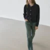 Gilets en tricot de coton avec boutons dorés Gilets en tricot de coton avec boutons dorés