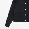 Gilets en tricot de coton avec boutons dorés Gilets en tricot de coton avec boutons dorés
