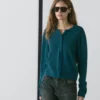 Gilets en tricot de laine avec boutons recouverts Gilets en tricot de laine avec boutons recouverts