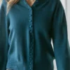 Gilets en tricot de laine avec boutons recouverts Gilets en tricot de laine avec boutons recouverts
