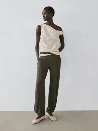 Haut asymétrique avec détail noué