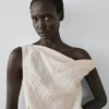 Haut asymétrique avec détail noué Haut asymétrique avec détail noué